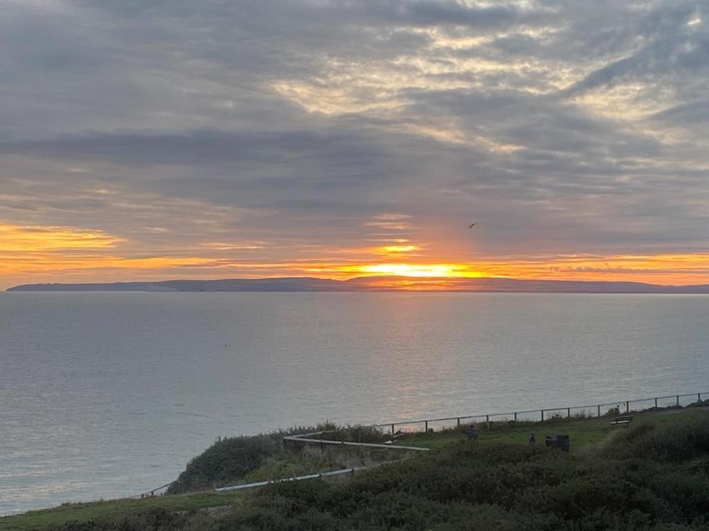 Stunning Sea View Two Double Bedroom Apartment - With Balcony - Opposite Beachfront Walk Bournemouth Exterior foto