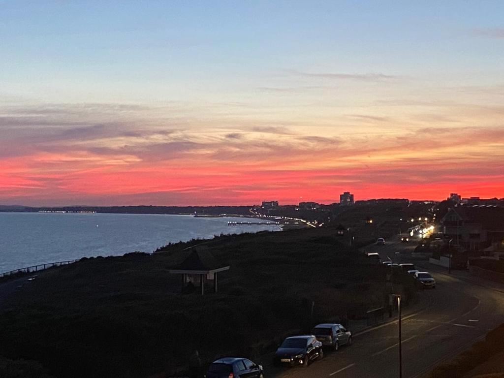 Stunning Sea View Two Double Bedroom Apartment - With Balcony - Opposite Beachfront Walk Bournemouth Exterior foto